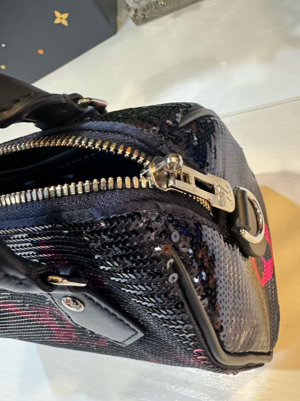 LOUIS VUITTON<br> Bandouliere 18