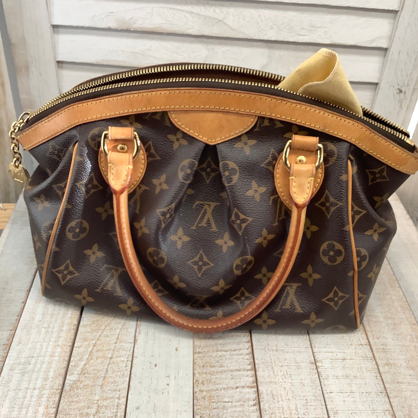 Handbag By Louis Vuitton Size: Medium