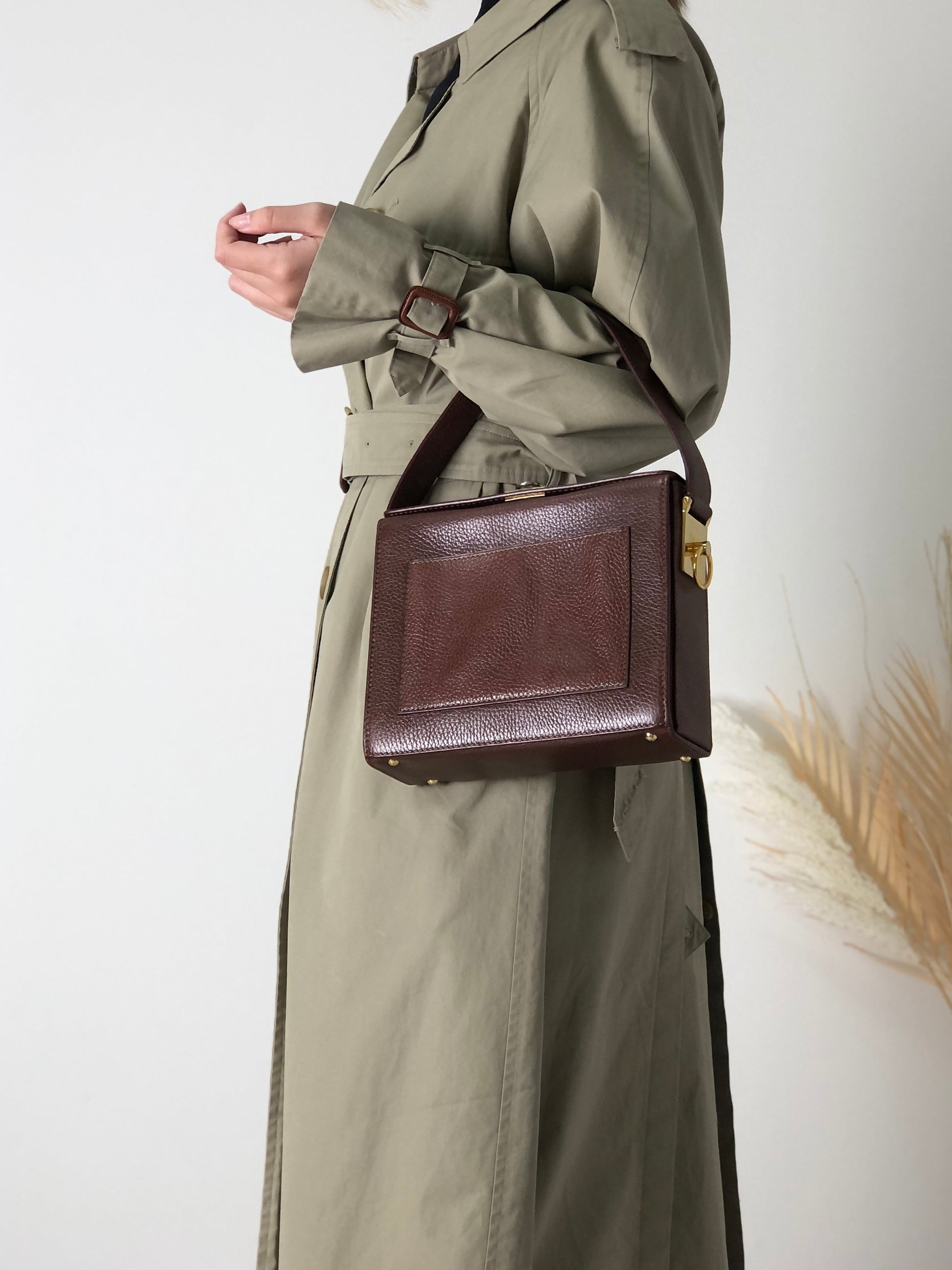 CELINE Gancini Logo Motif Square Leather Handbag Brown e8kt7d