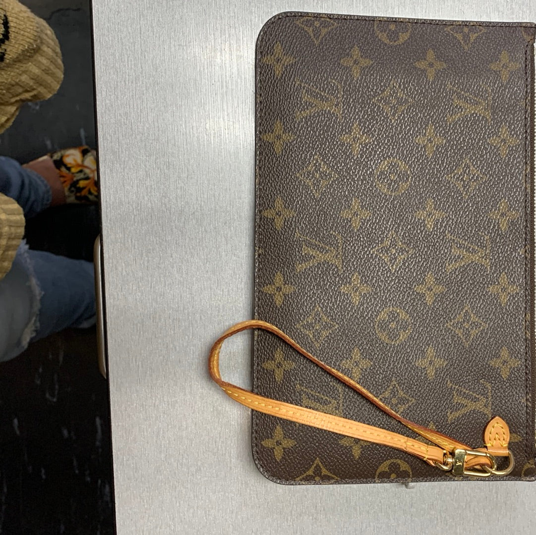 Louis Vuitton Monogram Pochette Clutch