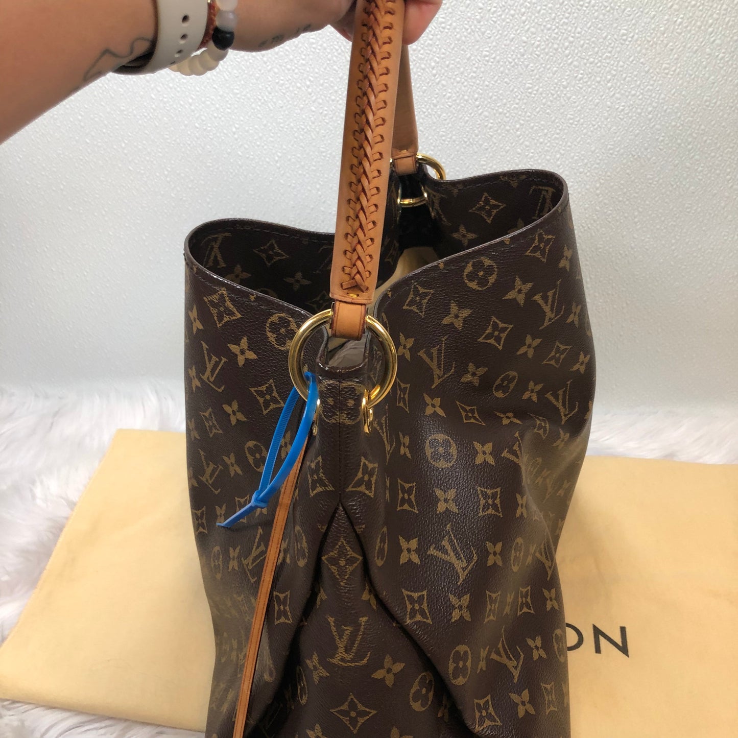 Handbag Designer By Louis Vuitton Size: Large