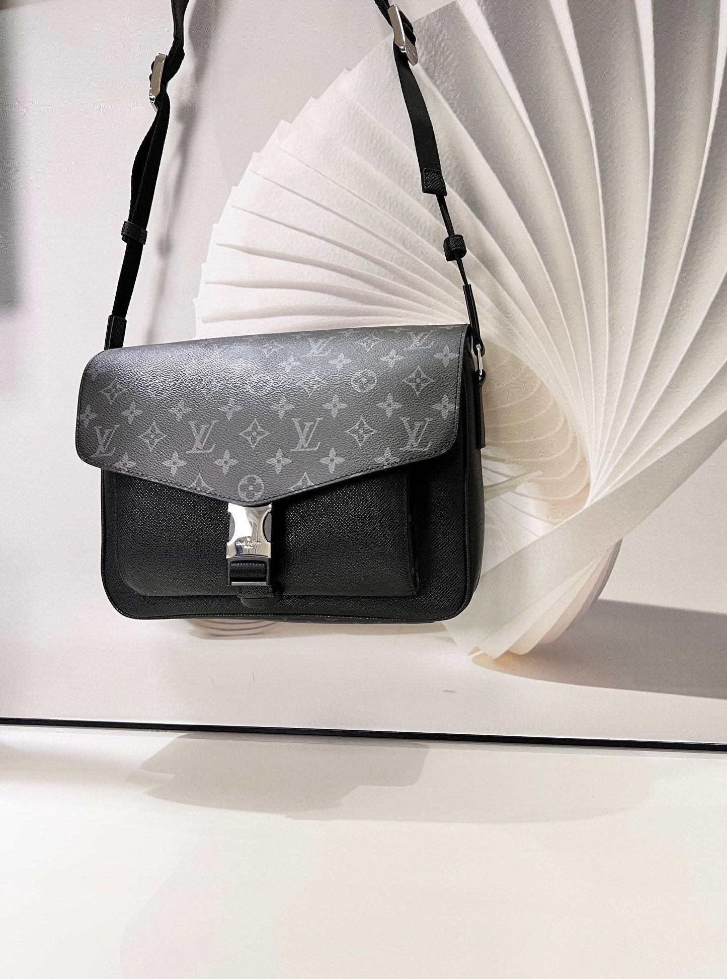 Louis Vuitton Messengerama Bag