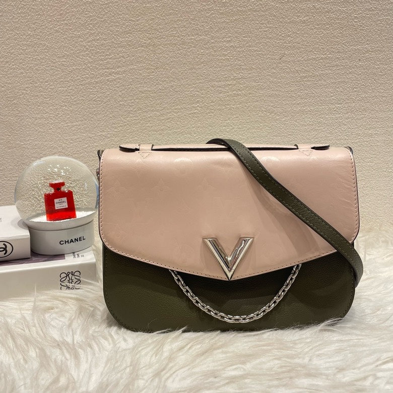HB11268Louis Vuitton messenger bag