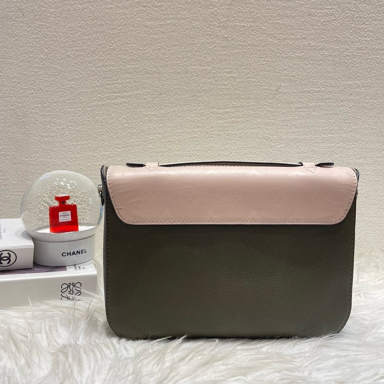 HB11268Louis Vuitton messenger bag