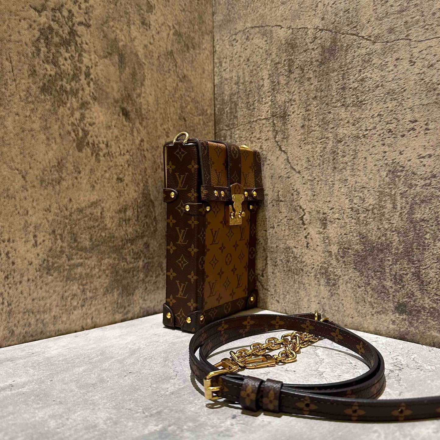 ???Louis Vuitton trunk vertical phone bag(microchip)