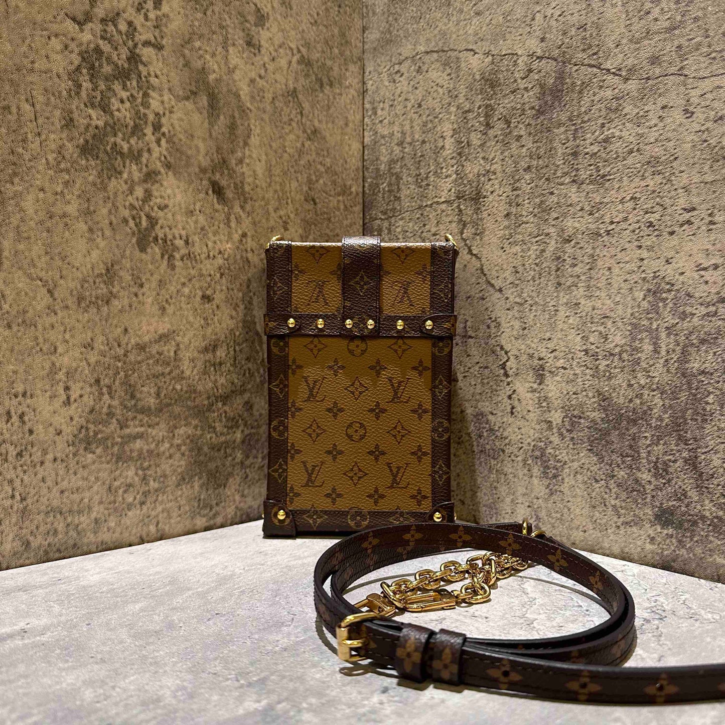 ???Louis Vuitton trunk vertical phone bag(microchip)