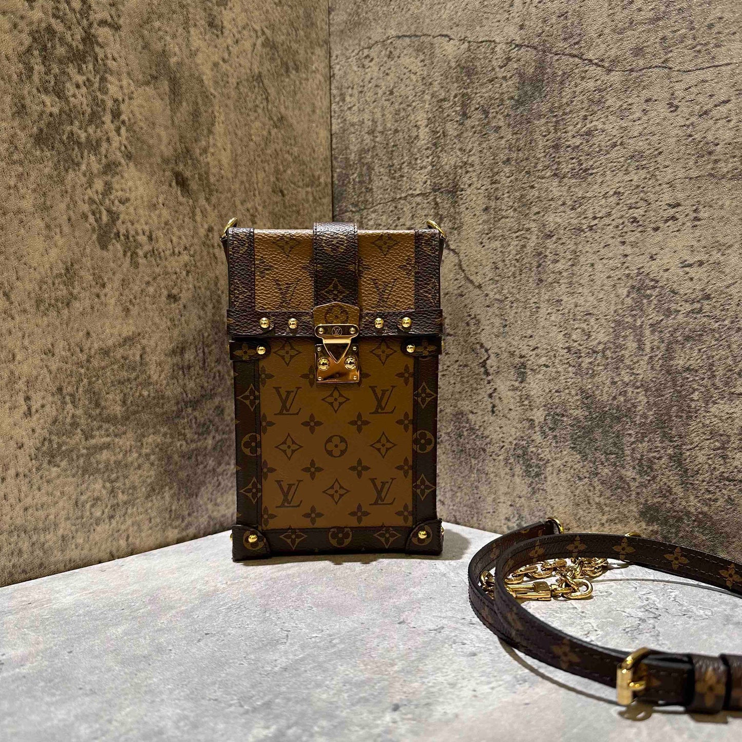 ??Louis Vuitton trunk vertical phone bag (microchip)