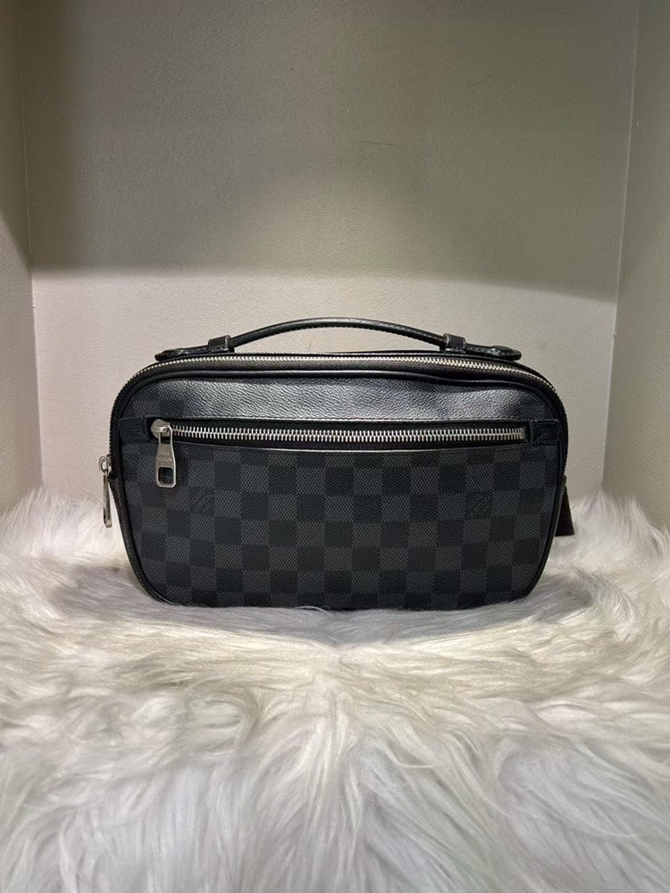 Louis Vuitton Damier Graphite Canvas Messenger Bag in Black
