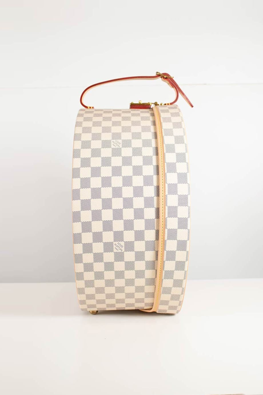 LOUIS VUITTON Damier Azur canvas Boite Chapeaux Hat Box 40 with natural cowhide leather, adjustable top handle and polished brass hardware. Handbag